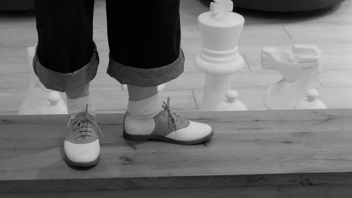 Identifier les chaussures féminines des années 40 et juger leur état avant de les acheter.