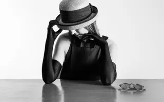 Composer une silhouette des années 60 avec un sac et des gants chinés, sans surcharger.