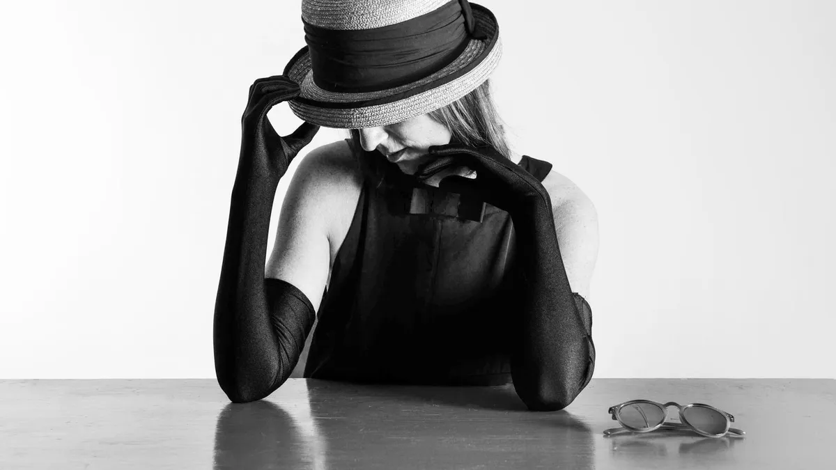 Composer une silhouette des années 60 avec un sac et des gants chinés, sans surcharger.